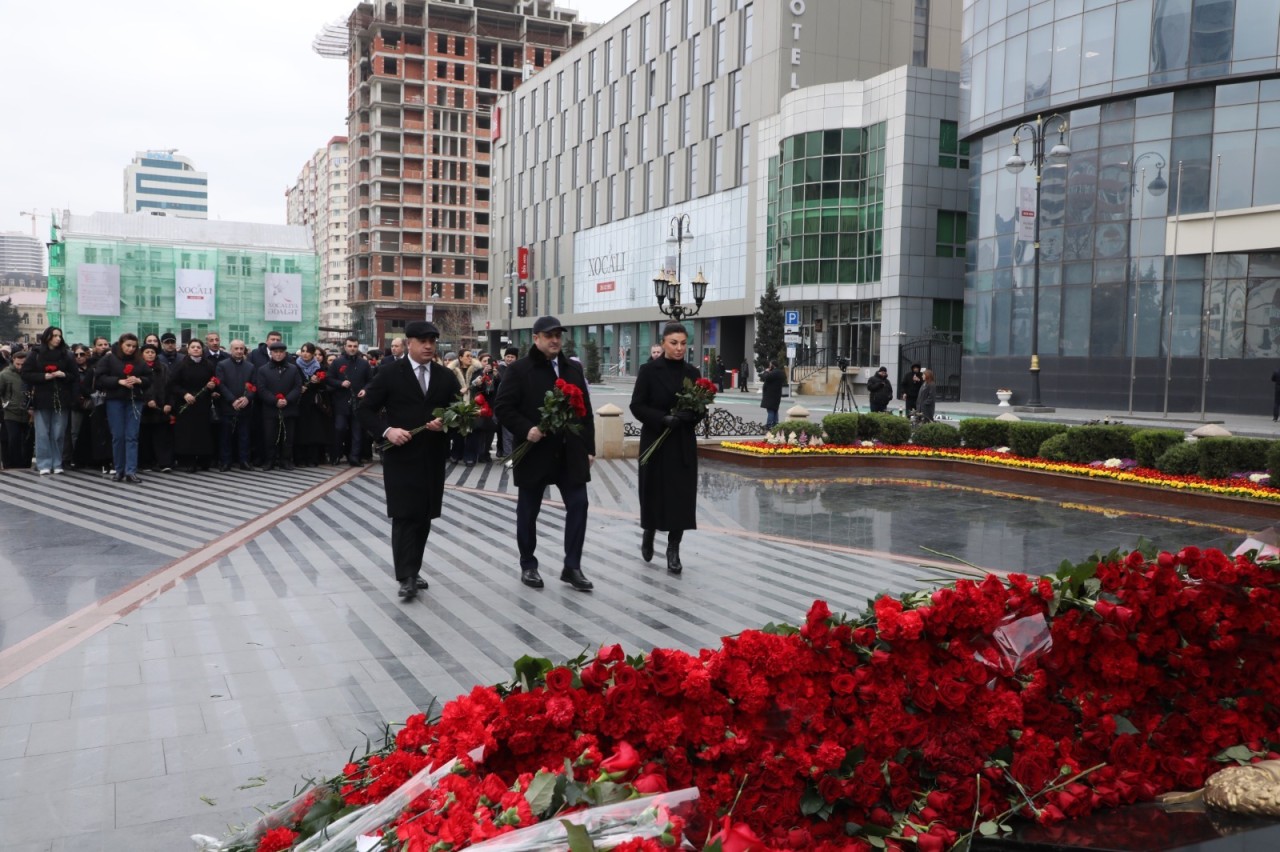 Suraxanı ictimaiyyəti Xocalı soyqırımı abidəsini ziyarət etdi - FOTOLAR